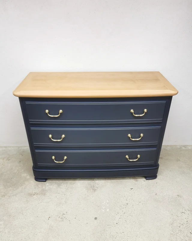 Après — commode relookée bleu marine