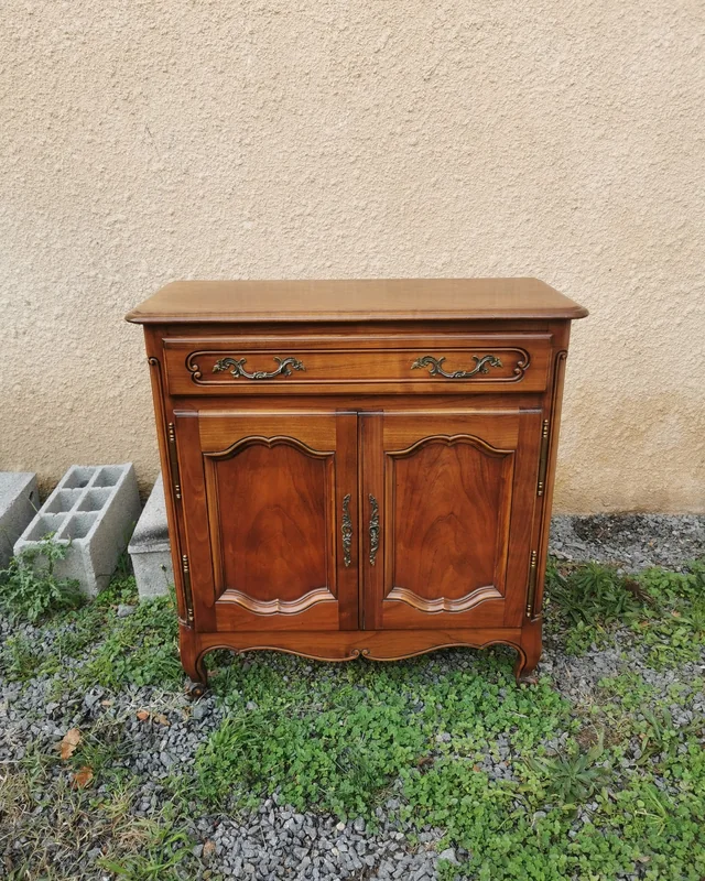 Avant — buffet relooké vert sauge
