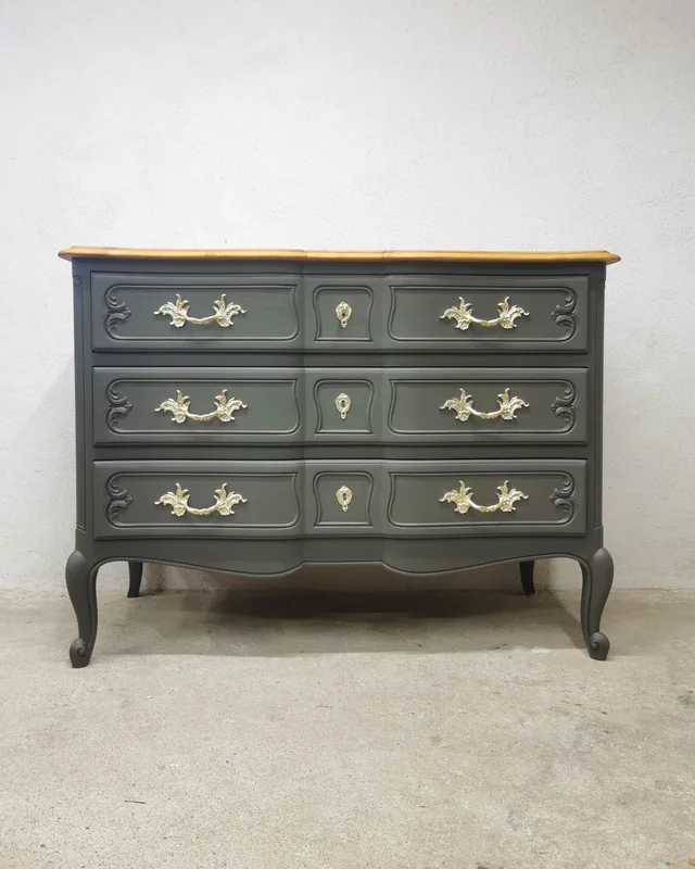 Après — commode relookée sauge