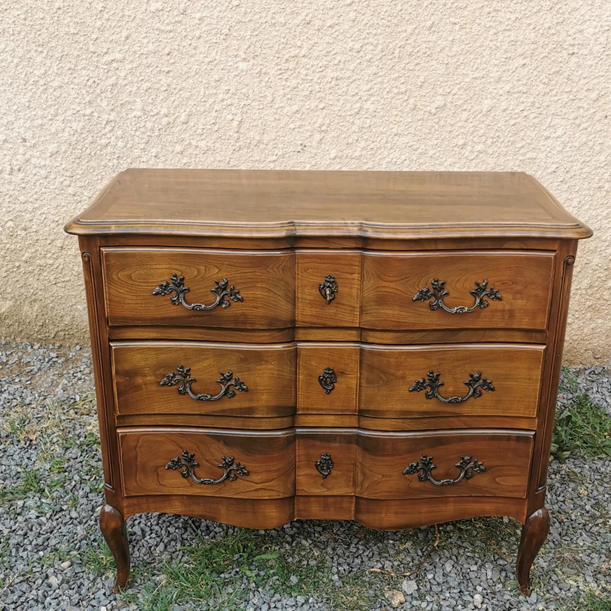 Avant — la même commode en bois brut