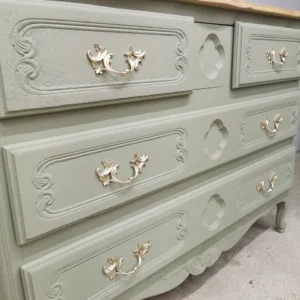 Commode ancienne en chêne relookée vert-gris