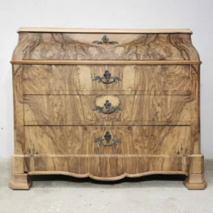 Commode ancienne en noyer