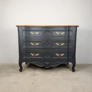 Commode ancienne en noyer