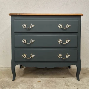 Commode ancienne en noyer