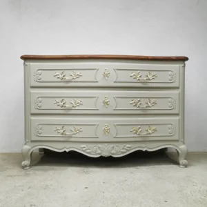 Commode ancienne en noyer