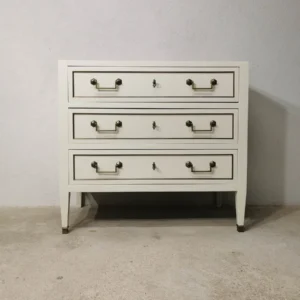 Commode ancienne en noyer